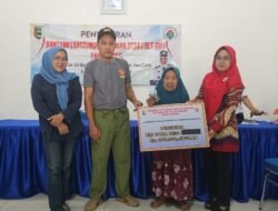 Pemdes Gebang Teluk Pandan Jelang Idul Fitri Serahkan BLT DD dan Insentif