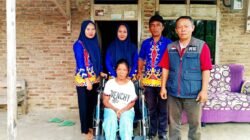 Ketua IWO Pesawaran Serahkan Bantuan Kepada Mbah Supeni Penderita Kelumpuhan
