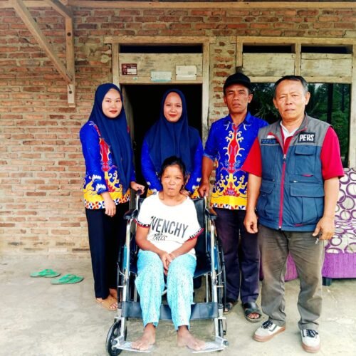 Ketua IWO Pesawaran Serahkan Bantuan Kepada Mbah Supeni Penderita Kelumpuhan