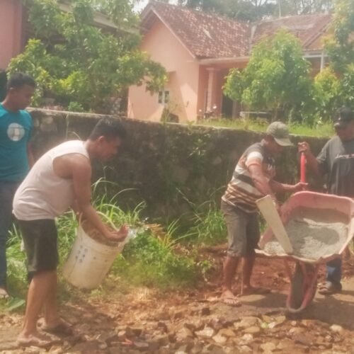 Anggota Marinir Yonif 9 Rela Rogoh Kocek Pribadi Perbaiki Jalan Rusak Di Desa Way Harong