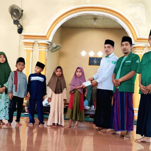 Santunan Yatim Piatu oleh UPZIS NUCare-LAZISNU Negeri Katon dalam Pengajian Kliwonan Muslimat NU Poncokresno