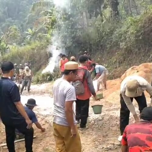 Warga Perbaiki Jalan Rusak Sendiri,Serukan Aksi Masyarakat Tanjung Agung Ke Presiden Prabowo