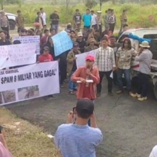 Ratusan Massa Geruduk Kejari Pesawaran, Desak Usut Proyek SPAM Rp 8 Milyar Yang Mangkrak