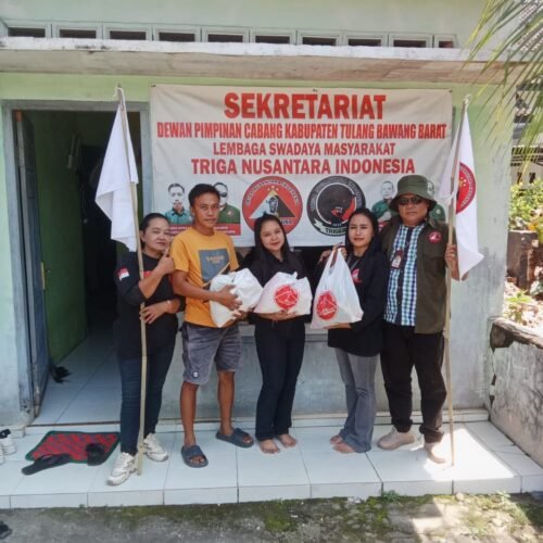 Momen HUT Ke Tiga LSM TRINUSA Tubaba Bagikan Sembako Berupa Beras 