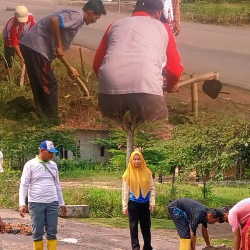 Jum’at bersih Tiyuh Kartaraya dan Kartaraharja Gotong Royong Perbaiki Jalan Rusak dan siring yang mampet.