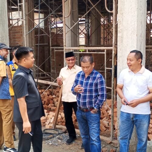 Komisi III DPRD Pesawaran Turun Dan Bongkar Tiang Proyek Di Puskesmas Way Lima 