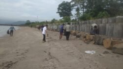 BERSIH BERSIH PANTAI DI DESA SUKARAME CAMAT PUNDUH PIDADA HINGGA PAC GERINDRA BERSATU JAGA LINGKUNGAN