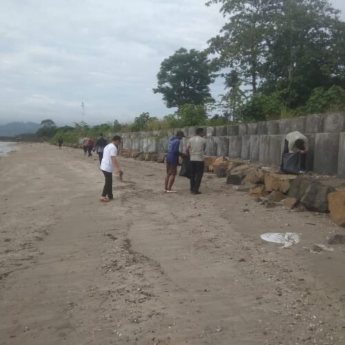BERSIH BERSIH PANTAI DI DESA SUKARAME CAMAT PUNDUH PIDADA HINGGA PAC GERINDRA BERSATU JAGA LINGKUNGAN