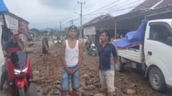 Masyarakat Desa Tanjung Kerta Swadaya Perbaiki Jalan Provinsi Dengan Timbunan Tanah Sabes