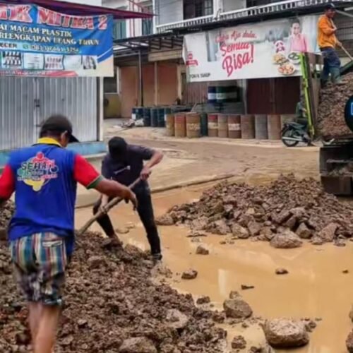 Masyarakat Tanggamus Pertanyakan Kinerja Bupati, Jalan Pasar Talang Padang Dikeluhkan Bak Kubangan