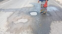 Saluran Pipa Air Bersih Bocor, Jalan Provinsi Lintas Kabupaten Rusak di Hanau Berak Dikeluhkan Warga