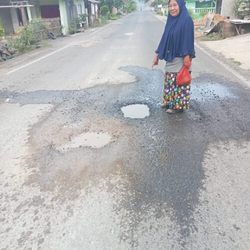 Saluran Pipa Air Bersih Bocor, Jalan Provinsi Lintas Kabupaten Rusak di Hanau Berak Dikeluhkan Warga