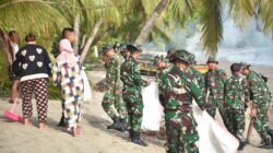 Peduli Lingkungan, Satgas Pamtas RI–Malaysia Yonarmed 19/Bogani Bersama Warga Bersihkan Pantai Babo