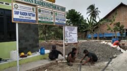 Pekerja Diduga Tidak Gunakan APD, Proyek Revitalisasi P2SP SMP Raden Pattah di Way Khilau Jadi Sorotan
