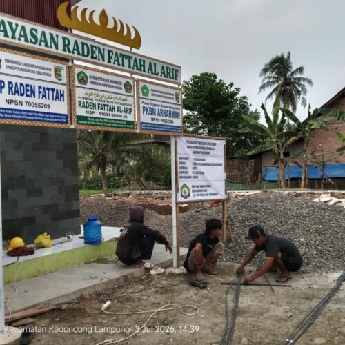 Pekerja Diduga Tidak Gunakan APD, Proyek Revitalisasi P2SP SMP Raden Pattah di Way Khilau Jadi Sorotan