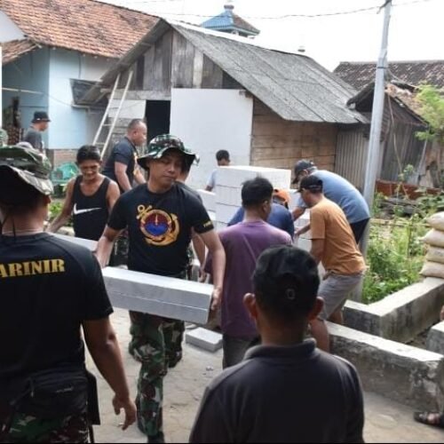 Yonif 9 Marinir Brigif 4 Mar/BS Gelar Bedah Rumah Ibu Suryati di Desa Paya