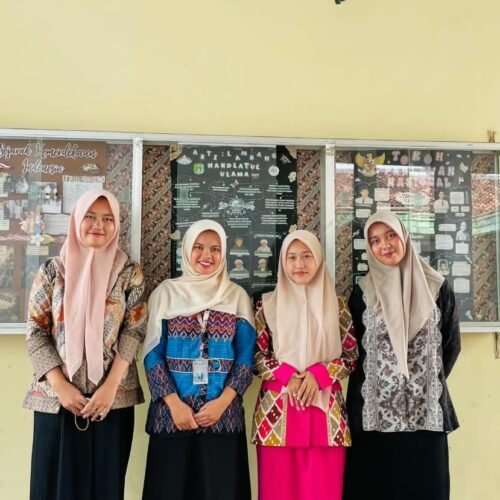 Kolaborasi KKN Tematik UIN, MIS Al Hikmah Hadirkan Program Mading Guna Dorong Literasi dan Kreativitas Siswa