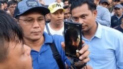 Hoax Terbantahkan! Bupati Al-Farlaky Ternyata Selalu Temui Pendemo, Bahkan Video Call Saat di Luar Daerah
