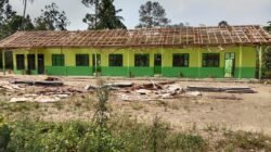 Atap Dibongkar Total, Kayu Lama Dipasang Kembali Papan Informasi Tidak Ditemukan Ada Apa di Balik Pekerjaan Rehab Sekolah MI Mathlaul Anwar Citangkil