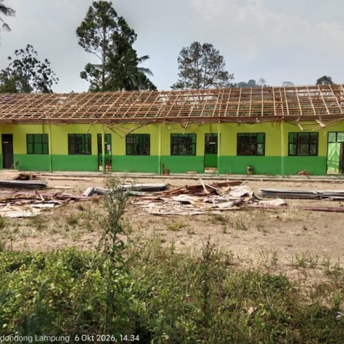 Atap Dibongkar Total, Kayu Lama Dipasang Kembali Papan Informasi Tidak Ditemukan Ada Apa di Balik Pekerjaan Rehab Sekolah MI Mathlaul Anwar Citangkil
