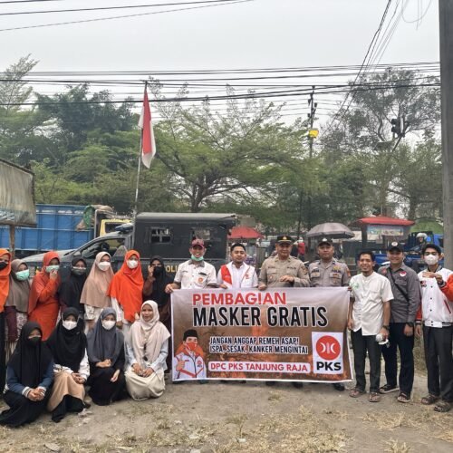 Peduli Dampak Karhutla, Polsek Tanjung Raja Bersama DPC PKS Bagikan Masker ke Pengguna Jalan