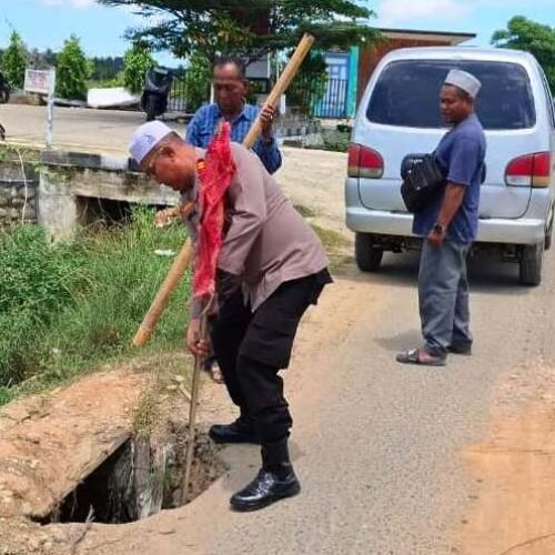 Mobil Terperosok di Jalan Berlubang, Kapolsek Nurussalam Hadir Membantu